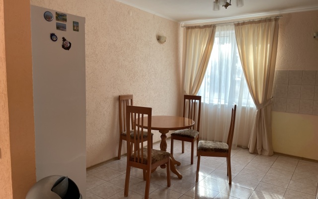 Dom S Basseynom U Morya Private House