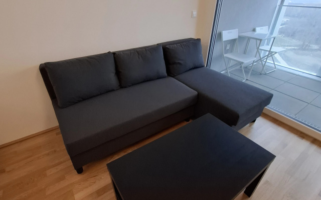 Zamechatelnaya Kvartira vo 2m Rayone Veny s Uyutnym Balkonom Flat