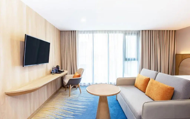 Holiday Inn Express and Suites Bangkok Central Pier by IHG