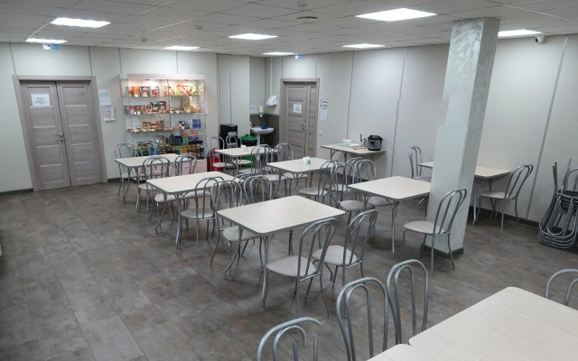 13/15 Hostel