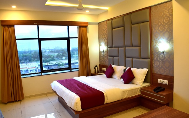 Royal Square by Sky Stays Hotel