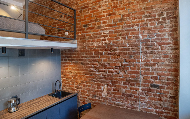 Sovremennaya dvukhurovnevaya studiya Flat