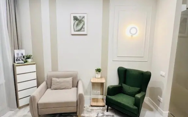 Svetlaya s dizajnerskim remontom okolo metro Apartment