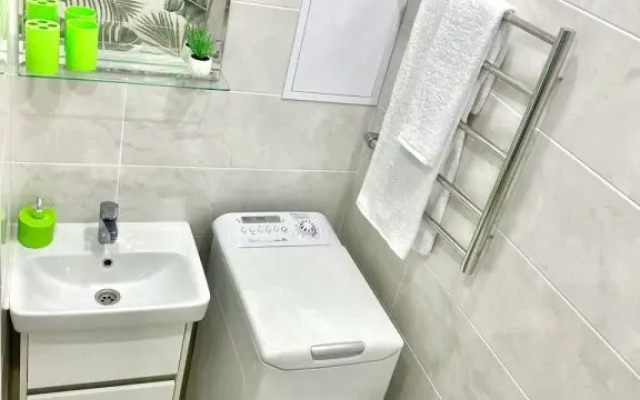 Apartamenty Studiya Izumrud Apart Energy s Paryashchej Krovat'yu i Lodzhiej