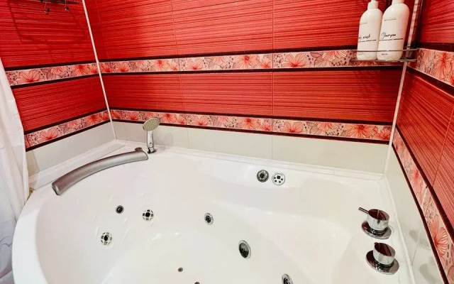 Uyutnaya 3-Kh Komnatnaya U Metro Akademicheskaya Flat