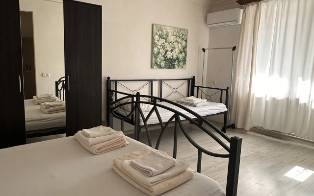 V Tsentre Erevana Apartments