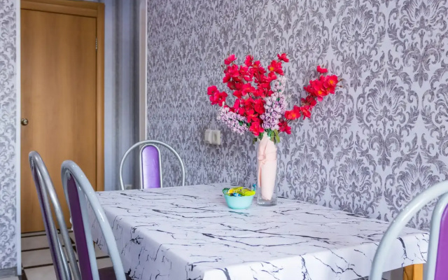 Apartamenty v Novom dome, 3 razdel'nyh spal'nyh mesta, do metro 5 minut peskom bonus kofemasina
