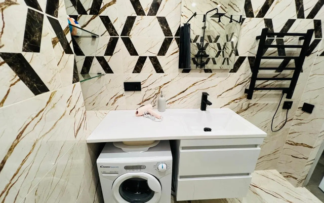 Stilnaya studiya s balkonom na dvoikh Apartments