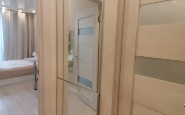 Pyadom C Torgovym Tsentrom I Alleej Flat