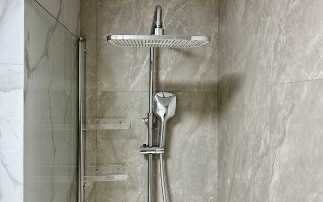 Dizaynerskaya Ryadom S Morem I Krasivym Vidom Flat