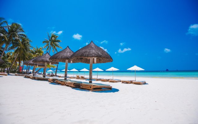 Отель Fridays Boracay Beach Resort