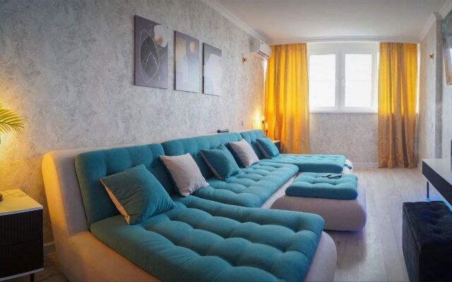 Eksklyuzivnaya kvartira s ogromnym turetskim divanom Flat