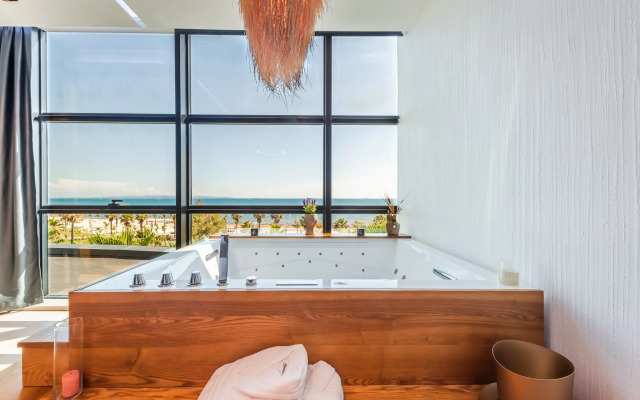 Marina Luxury Suites 101 Jacuzzi Apartments