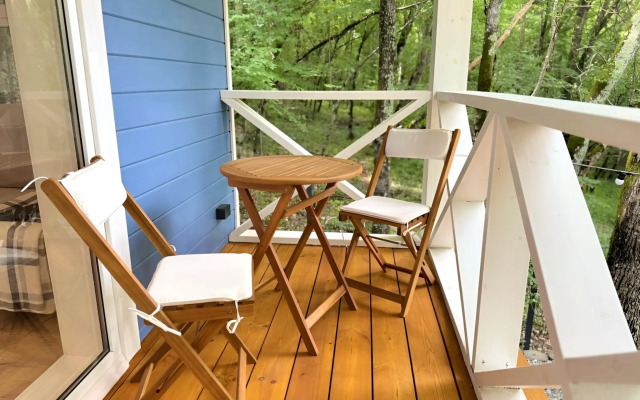 Частный дом с чаном в лесу