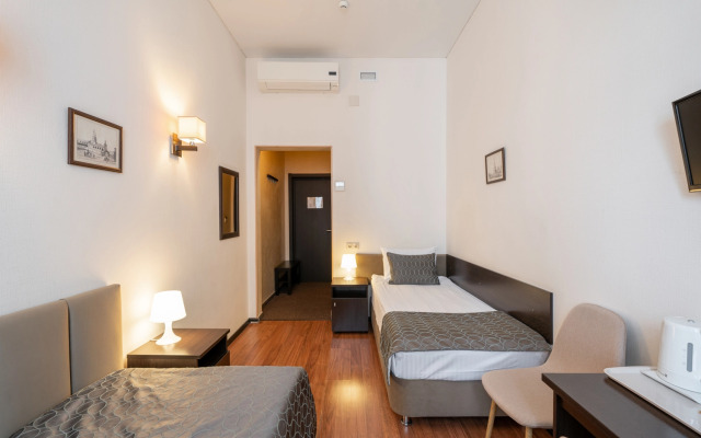 Maksim Gorykiy Hotel