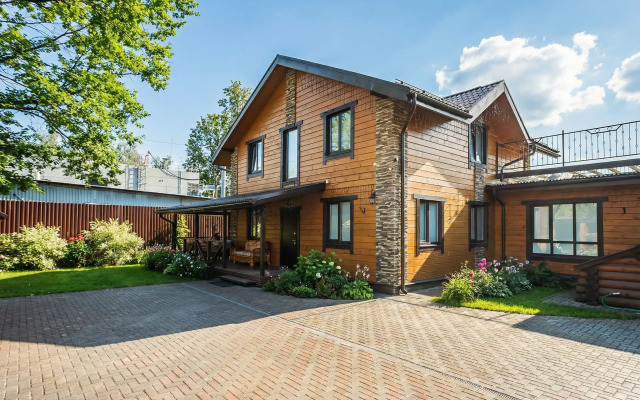 Частный дом с русской баней и бассейном