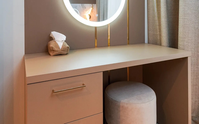 stil'naya dvuhkomnatnaya VIP na beregu reki Flat