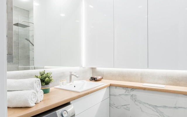 Dizaynerskiye na 24 Etazhe s Ponoramnymi Oknami Apartment