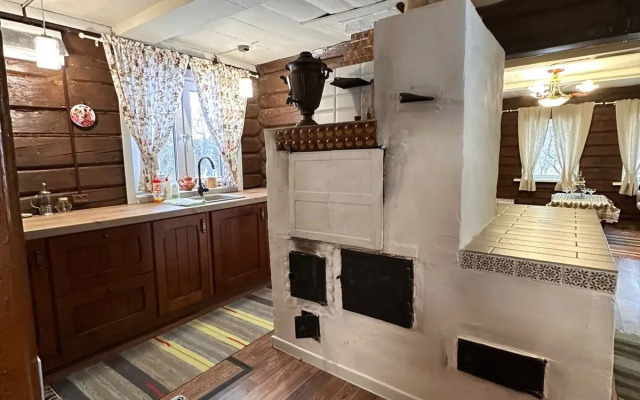 Nastoyaschiy Derevenskiy Dom s Russkoy Pechkoy Private House