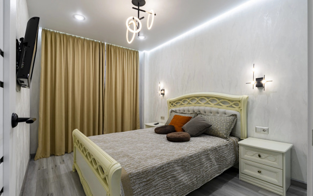 Квартира с Просторной Лоджией с Витражным Остеклением