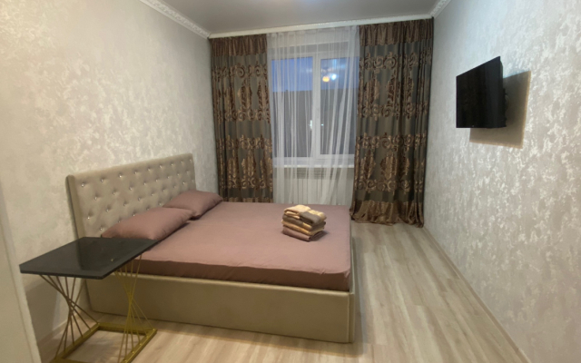 Vozle Aeroporta S Balkonom Flat
