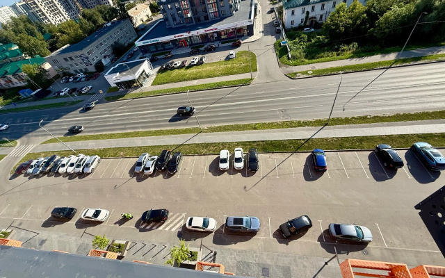 Kvartira Novaa s potrasausim vidom iz okna na gorod