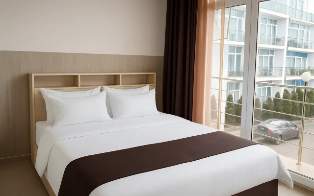 Prostornaya dlya gostey 6kh s krovatkoy i pelenal'nym stolikom dlya detey i kukhonnoy zonoy Flat