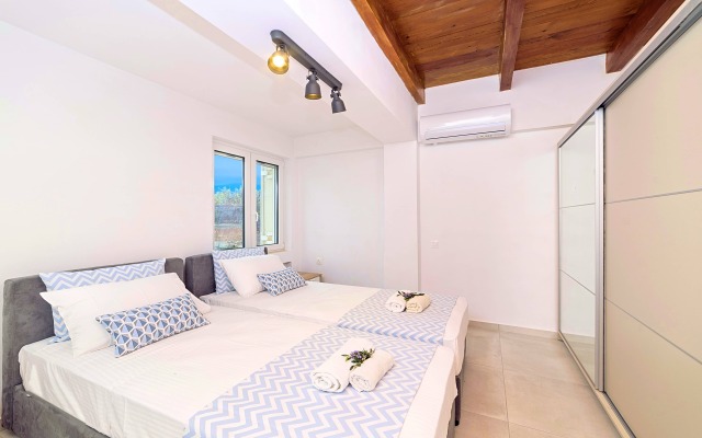 Вилла Cretan Family Villa Heated Pool