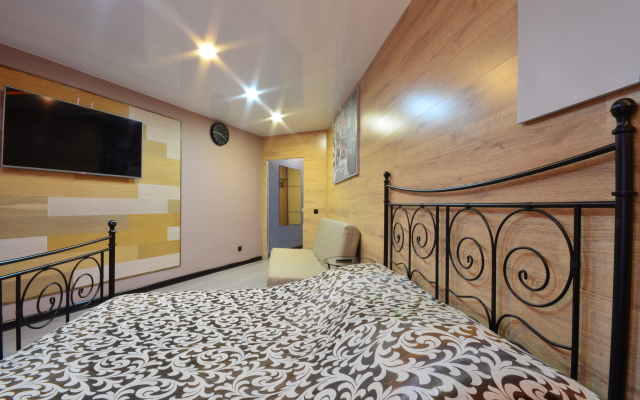 Na Naberezhnoy Na 9 Chelovek Flat