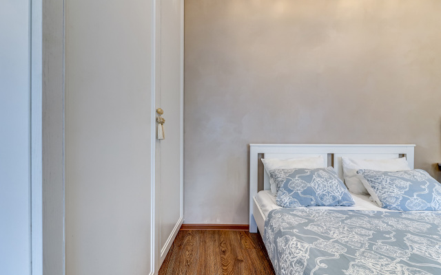 V Zolotom Treugolnike Flat
