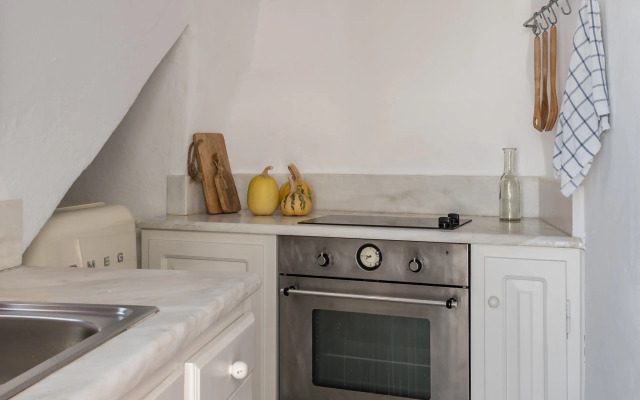 Parathira Cave Houses by Oia Villa