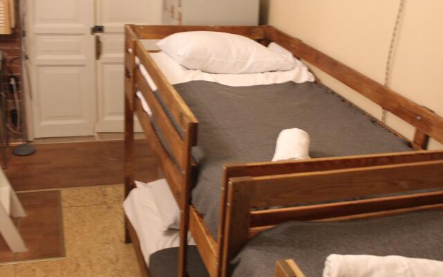 Old Flat Na Sovetskoy Hostel