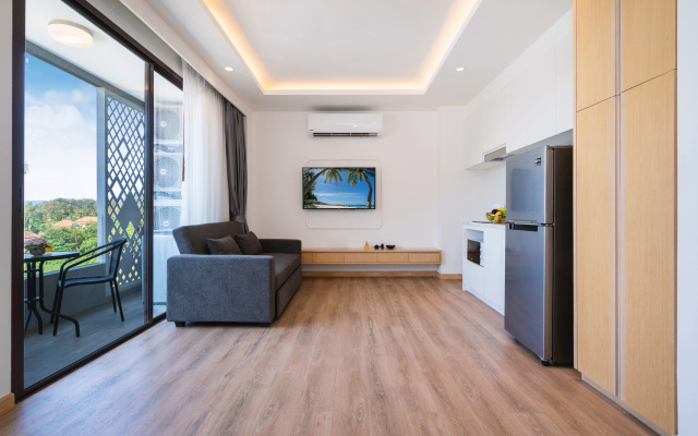 Aristo Beach Resort condo by Roominger Hotel