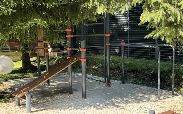 Частный Дом с Верандой в Лесу