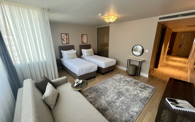 Weingart Suites Hotel