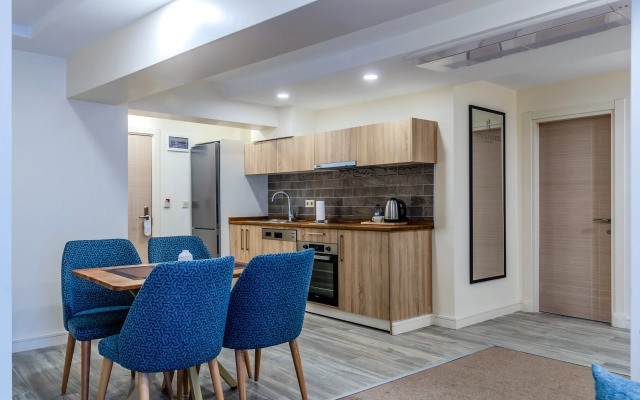 Отель Roys Hotel & Suites