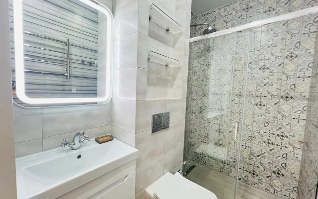 Chetyryokhmestnaya studiya s balkonom i basseynom na territorii Apartments