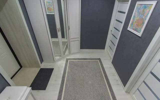 Evrodukhkomnatnaya so stilnym remontom v tsentre Flat