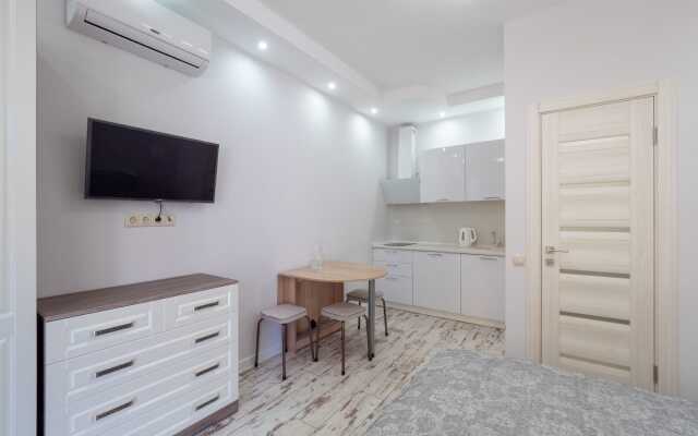 U Morya S Basseinom V ZhK Solnechnyij 15 Apartments