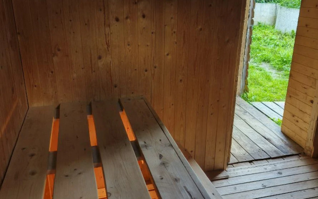 Частный дом в лесу у реки