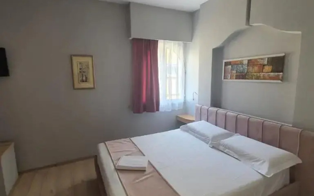 Отель Theranda