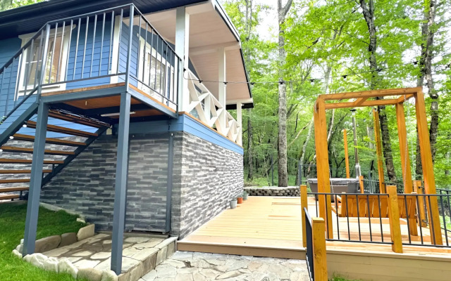 Частный дом с чаном в лесу