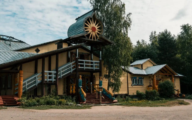 Udivitelnaya Derevnya Mandrogi Tourist Complex
