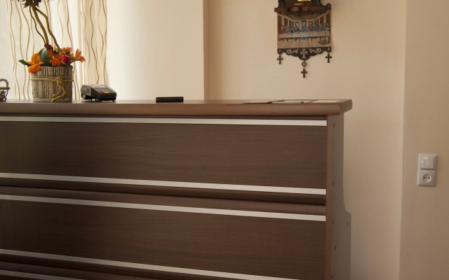 Hin Yerevantsi Hotel