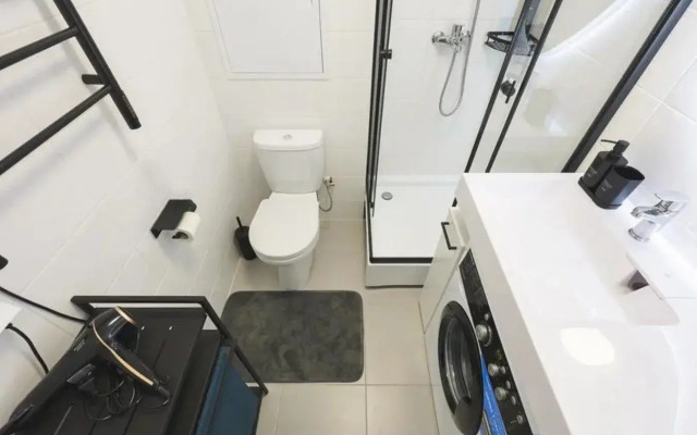 Uyutnaya Studiya Na Troikh Apartments