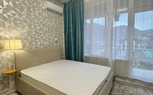 Квартира Просторная студия с террасой напротив отеля Мариотт