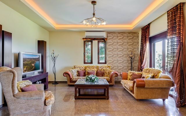 Cretan Sunny Villa Heated Pool