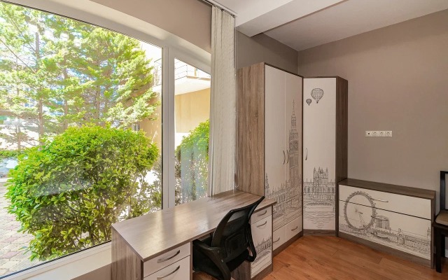 U Morya S Basseinom V Zhk Solnechny Apartments