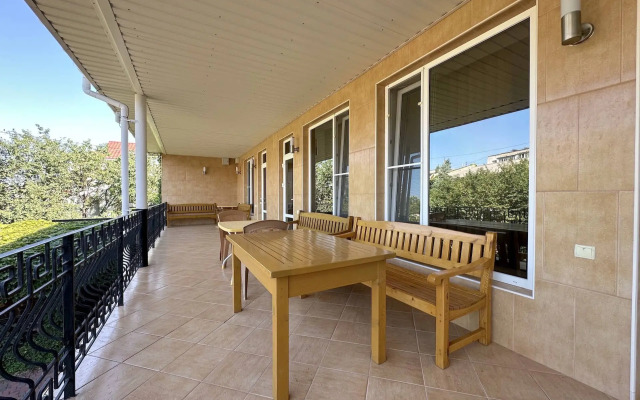Na Revolyutsionnoy 31a Guest house