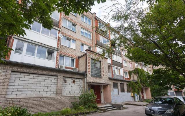 Tryohkomnatnyj Lyuks, centr, ploshchad' Pobedy, CHernyahovskogo 10A, Kolibri#10A Apartments